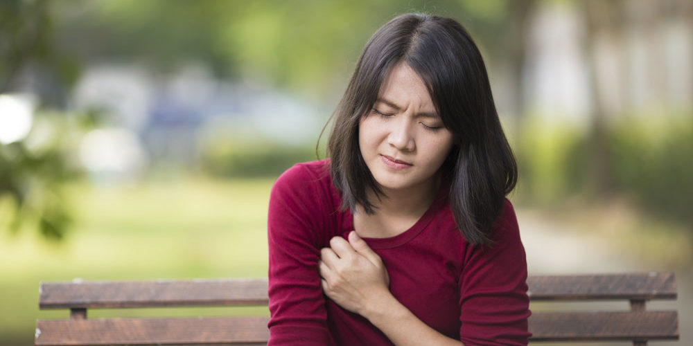 Почему очень сильно болит грудь перед месячными