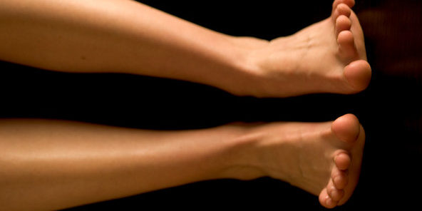 Почему ноги сводит судорогой: причины и помощь