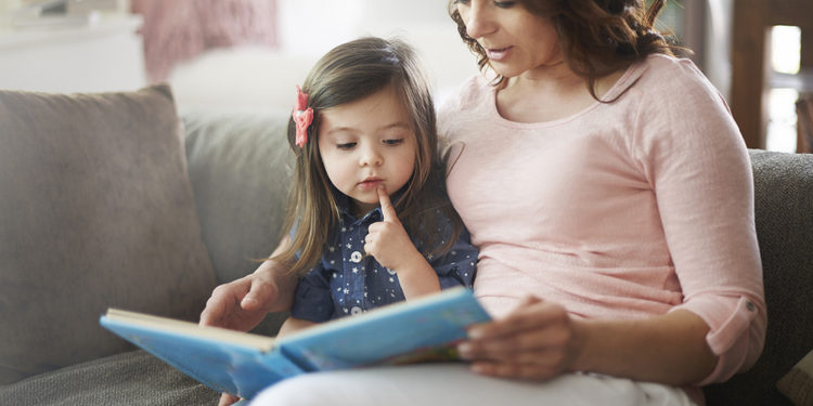 Чтение с детьми помогает не только развивать их мозг