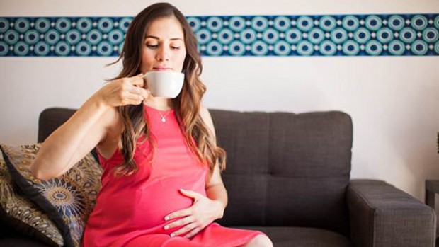 Употребление кофе во время беременности может привести к увеличению веса у детей