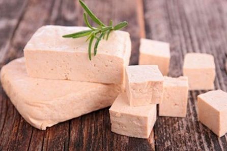 Сыр защищает кости мужчин, но не женщин