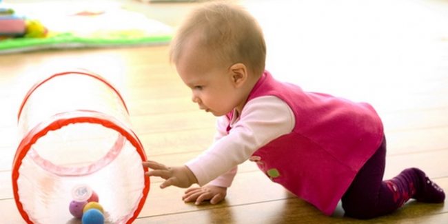 Ученые выяснили, с чем сталкивается ребенок, ползающий по полу