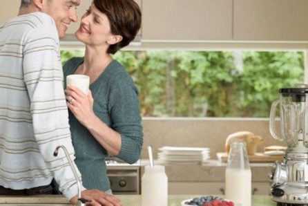 Молочные продукты положительно влияют на кости мужчин, но не женщин