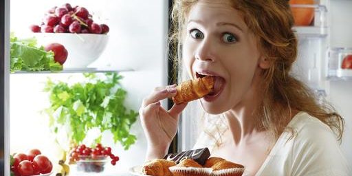 Ученые рассказали, приводят ли ночные перекусы к ожирению в реальности