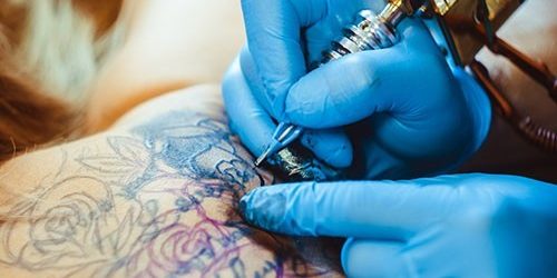 При ослабленном иммунитете татуировка может оказаться опасной — МедНовости