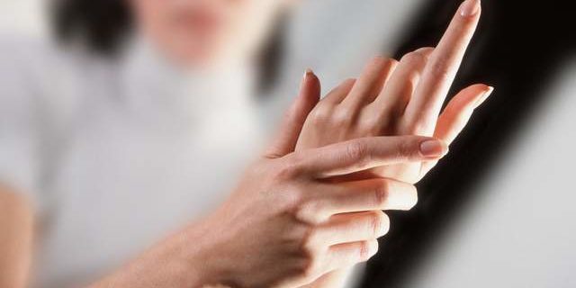 Утреннее онемение рук: названы основные причины