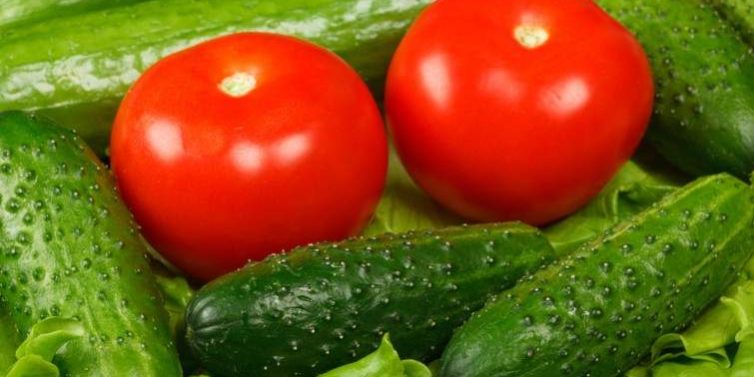 Почему медики запрещают смешивать огурцы и помидоры