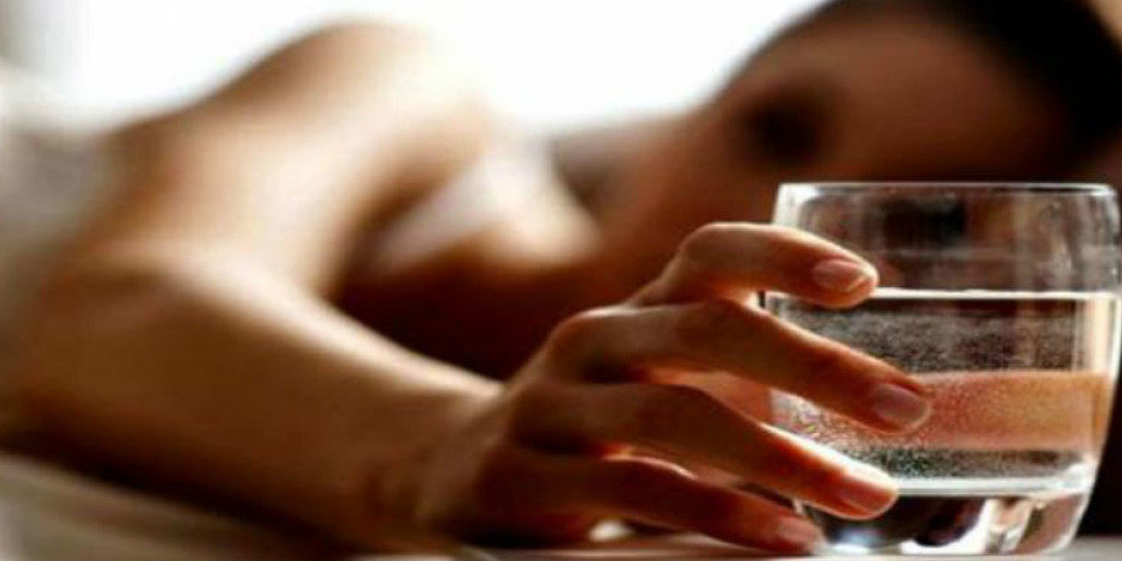 В жару перед сном нужно выпивать стакан воды