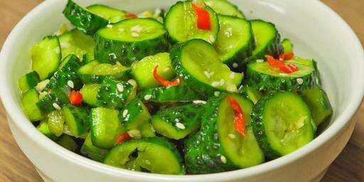 Врачи рассказали, в каких случаях полезны огурцы