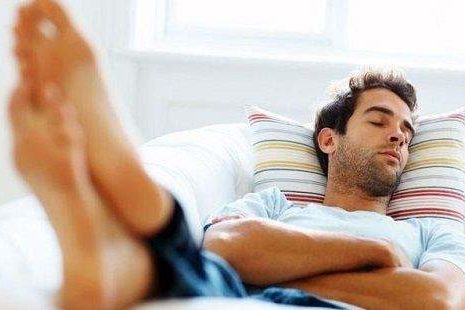 Врачи объяснили, как дневной сон влияет на здоровье