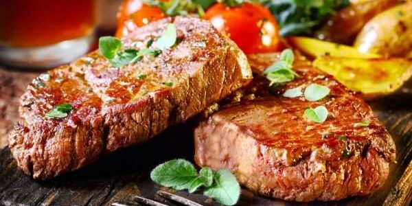 Диетологи выяснили, чем заменить красное мясо, чтобы стать долгожителем