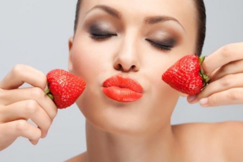 Клубника в косметологии: 15 рецептов масок для лица