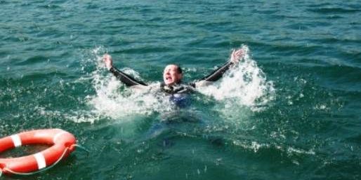 Парамедик рассказал, за что хватать утопающего