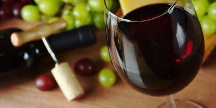 Пейте на здоровье: названы полезные свойства вина