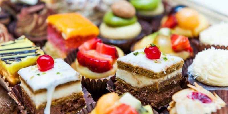 Диетологи назвали факторы, провоцирующие употребление сладкого