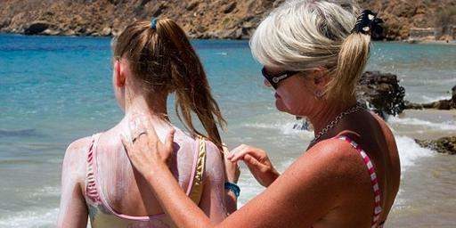 Медики рассказали, как действует на кожу солнцезащитный крем