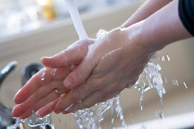Частое мытье рук и уборка в доме могут защитить от вредных веществ, говорит эксперимент