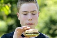 Употребление всего трех гамбургеров в неделю повышает риск развития астмы