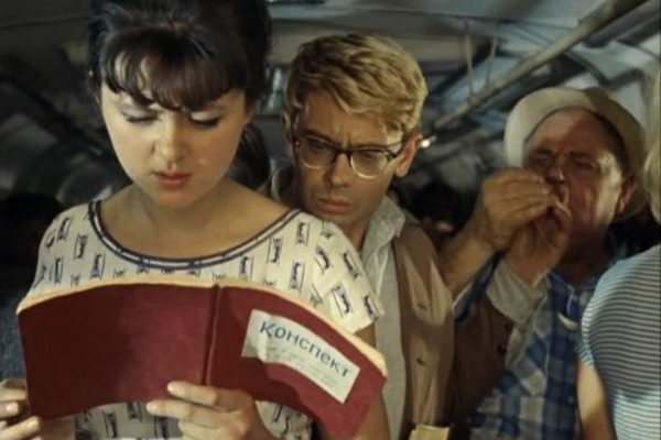 Привычка читать в метро или «на ходу» может лишить зрения