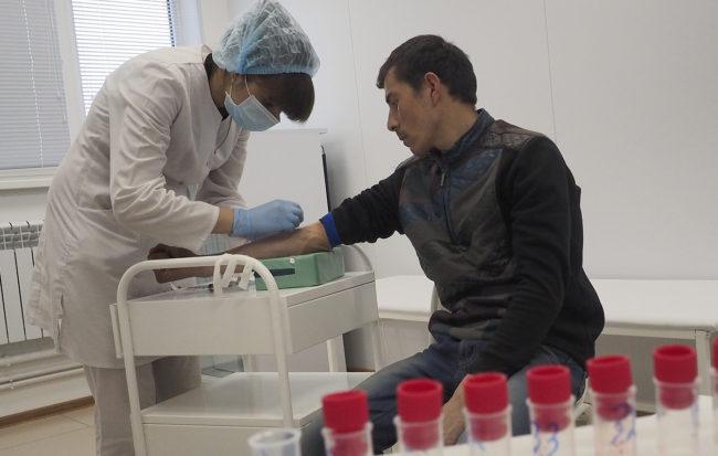 Минздрав: эксперты обсуждают возможность отмены ограничений въезда в РФ иностранцев с ВИЧ — Общество