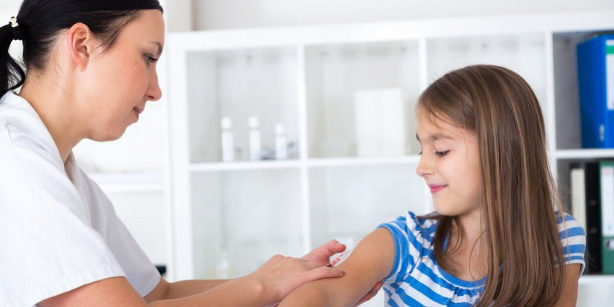 Медики назвали оптимальный возраст вакцинации против вируса папилломы