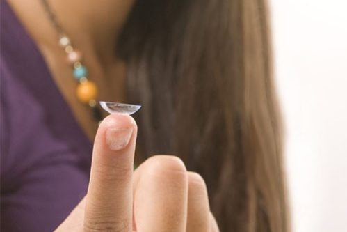 Почему контактные линзы нельзя смывать в унитаз — МедНовости