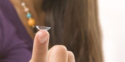 Почему контактные линзы нельзя смывать в унитаз — МедНовости