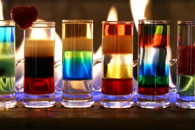 Не стоит смешивать спиртное и энергетики, предупреждают врачи