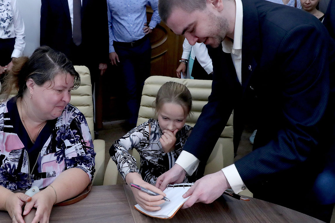 Школьница из Ленинградской области получила бионический протез руки — Общество