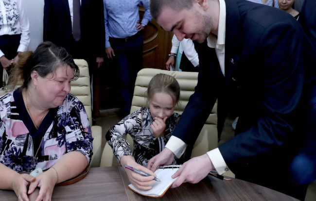 Школьница из Ленинградской области получила бионический протез руки — Общество