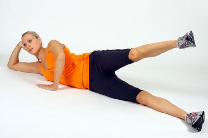Убираем бока: махи лежа — Медицина 2.0