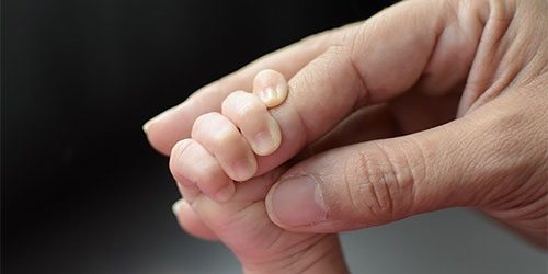 Руки матери — лучшее обезболивающее для младенца — МедНовости