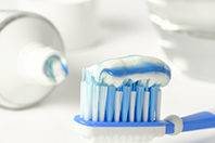 Отбеливающие пасты — палка о двух концах, говорят медики