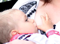 Родившим женщинам жизненно необходимо кормить ребенка грудью, говорят врачи