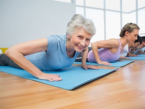 Увеличивает ли высокая физическая активность риск раннего наступления климакса? — МедНовости