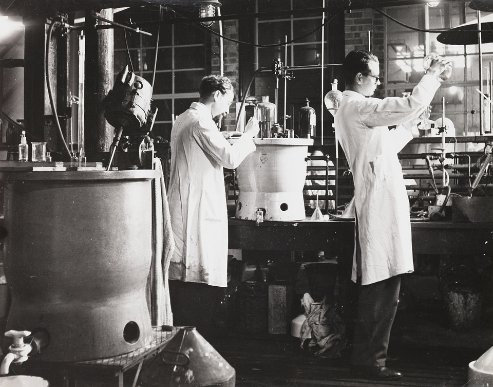 Очистка пенициллина в лаборатории в Англии, 1943 год Daily Herald Archive/SSPL/Getty Images