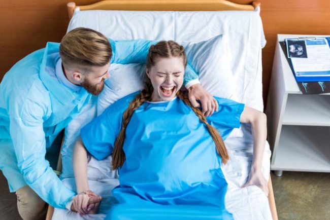 Медики рассказали о популярных мифах о родах