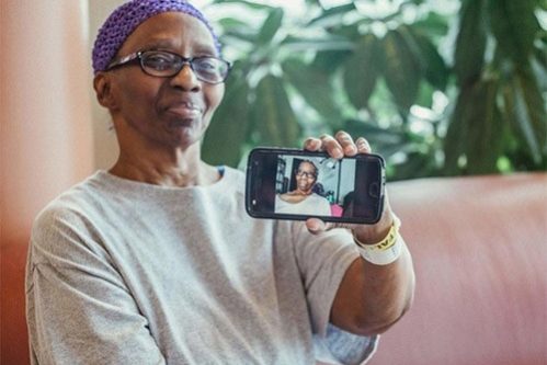 Благодаря селфи женщина поставила себе диагноз инсульта и вовремя обратилась за помощью — МедНовости