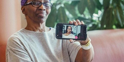 Благодаря селфи женщина поставила себе диагноз инсульта и вовремя обратилась за помощью — МедНовости