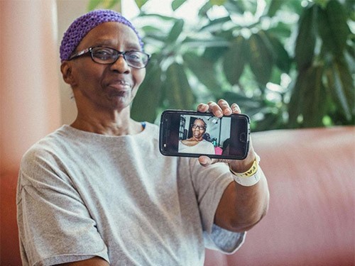 Благодаря селфи женщина поставила себе диагноз инсульта и вовремя обратилась за помощью — МедНовости