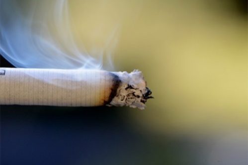 Ученые узнали, почему курильщики чаще болеют простудой — МедНовости