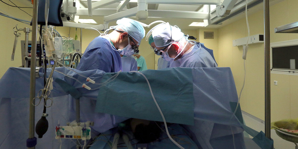 Совсем не как в сериалах. Новосибирские хирурги делают операцию сложнее пересадки сердца