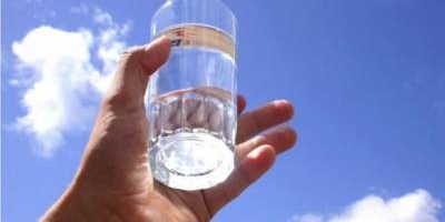 Врачи рассказали, кому полезно пить щелочную воду