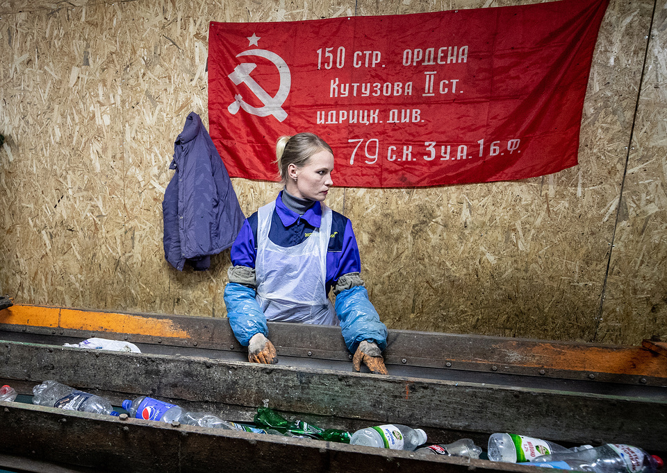 Сортировка мусора, прибывшего с мусорного полигона Сергей Бобылев/ТАСС