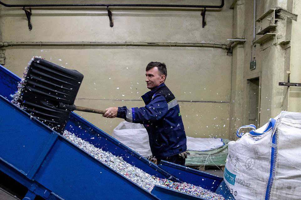 ПЭТ-хлопья, полученные после переработки пластиковых отходов Сергей Бобылев/ТАСС