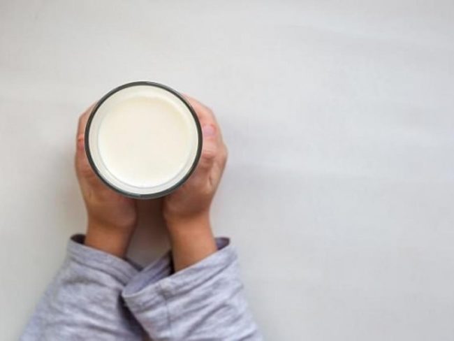 Две больших кружки молока в день защищают детей от диабета