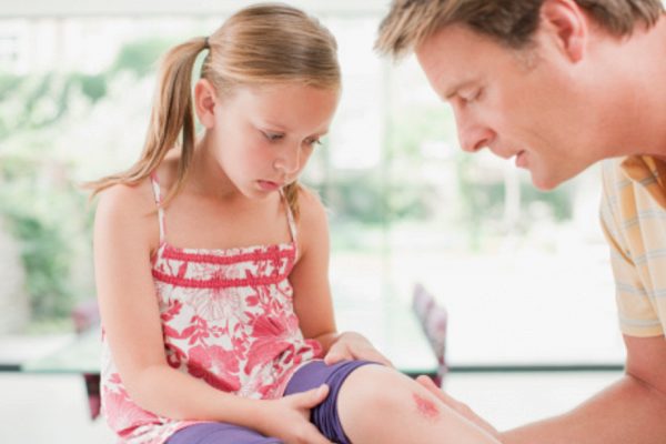 Чем вредно дуть на рану