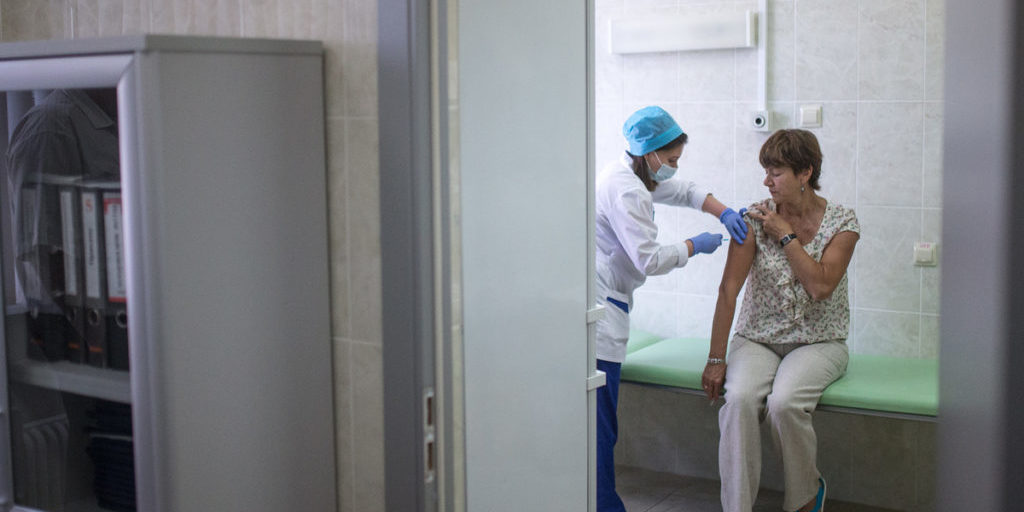 В Роспотребнадзоре заявили, что уже почти 40 млн россиян сделали прививки от гриппа — Общество