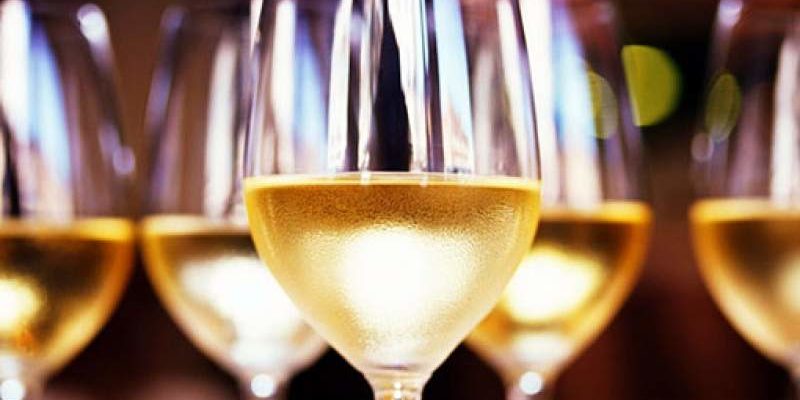 Врачи объяснили, чем закусывать спиртное