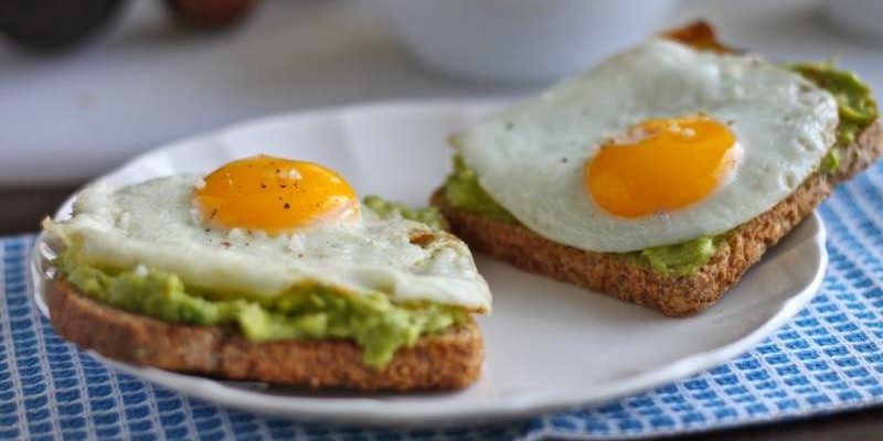 Диетологи назвали полезные продукты для идеального завтрака